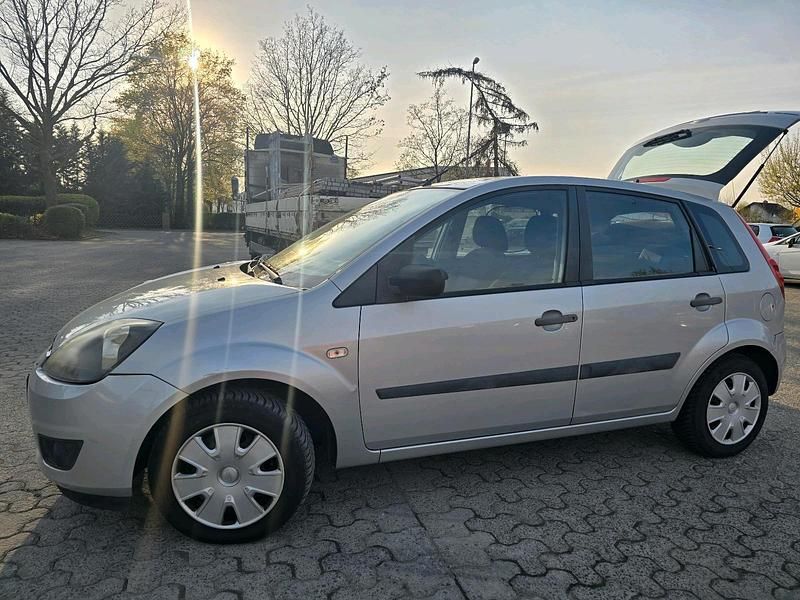 Gebraucht Ford Fiesta 59 PS (43 kW) 2007 Silber Kleinwagen