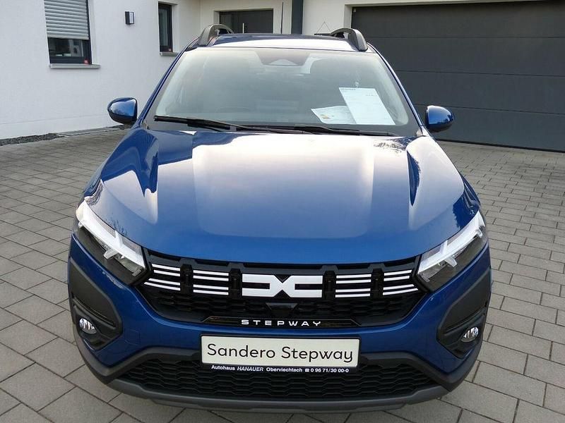 Zedergrün metallic Gebraucht 2025 Dacia Sandero Expression Kleinwagen | 19.900 € (Fairer Preis) - Bild 1/4