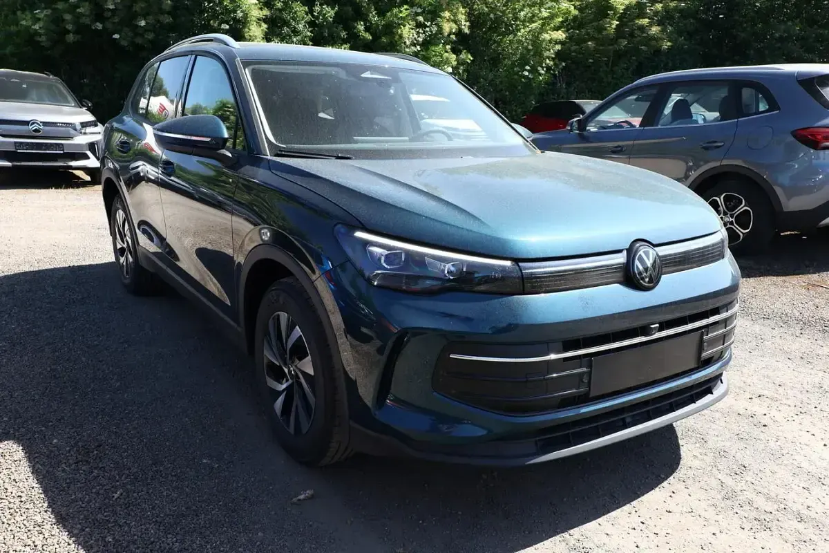 Neu VW Tiguan IQ Drive 150 PS (110 kW) 2026 Nightshade blue metallic SUV