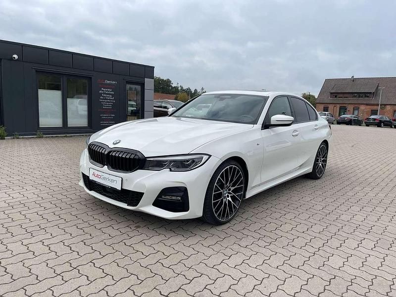 Alpinweiss iii Gebraucht 2020 BMW 320e M Sport Limousine | 26.900 € (Fairer Preis) - Bild 1/4