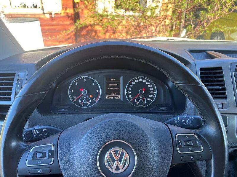 Second-hand VW Multivan 114 CP (83 kW) 2011 Argintiu Monovolum