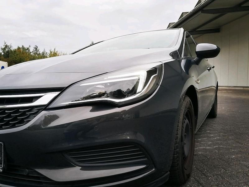 Grau Gebraucht 2016 Opel Astra Limousine | 11.290 € (Fairer Preis) - Bild 1/4