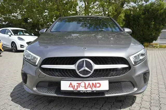 Gebraucht Mercedes A200 Progressive 163 PS (119 kW) 2021 Grau Limousine