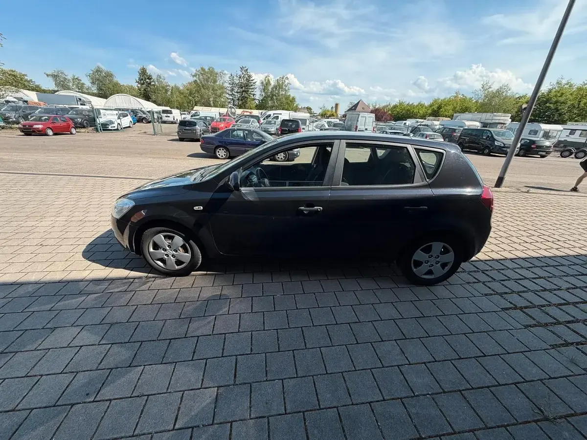 Gebraucht Kia Ceed 109 PS (80 kW) 2009 Schwarz Kleinwagen