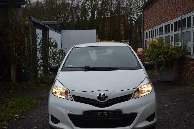Weiß Gebraucht 2014 Toyota Yaris Limousine | 4.770 € (Fairer Preis) - Bild 1/4