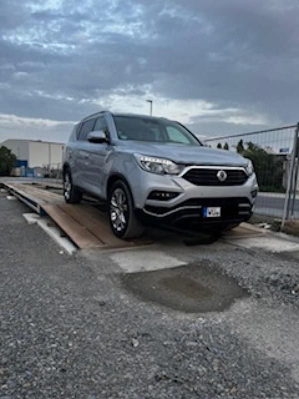 Silber Gebraucht 2019 Ssangyong (KGM) Rexton SUV | 19.000 € - Bild 1/4