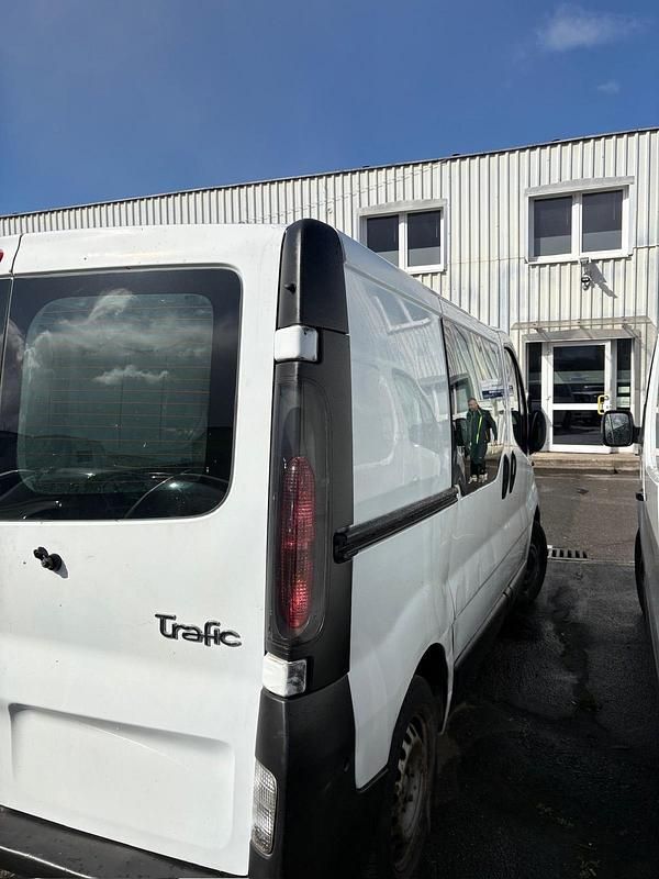 Gebraucht Renault Trafic 81 PS (59 kW) 2006 Weiß Van / Kleinbus