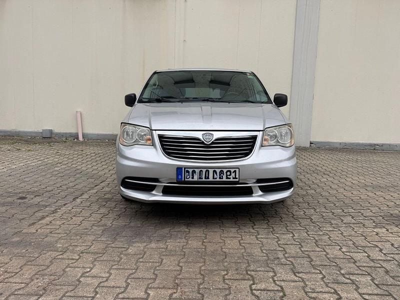 Silber Gebraucht 2013 Lancia Voyager Silver Van / Kleinbus | 8.900 € (Superpreis) - Bild 1/4