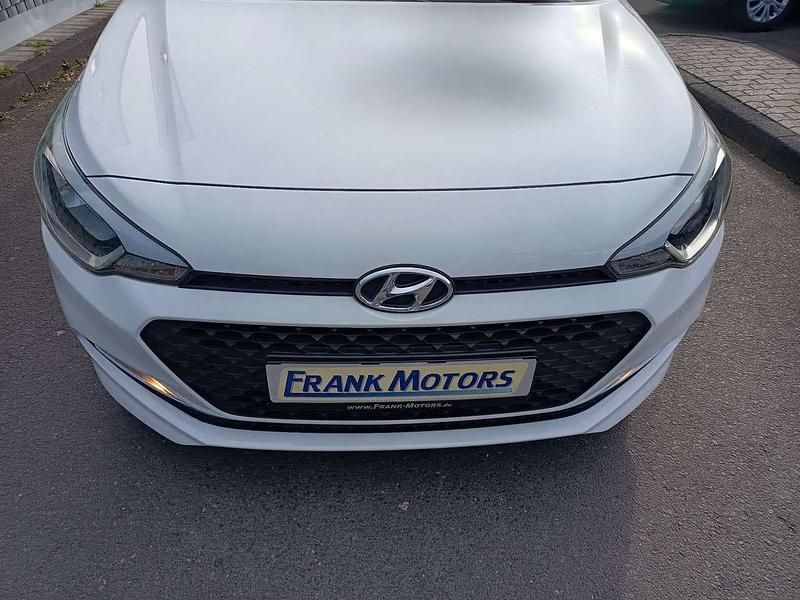 Gebraucht Hyundai i20 Style 101 PS (74 kW) 2016 Weiß Limousine