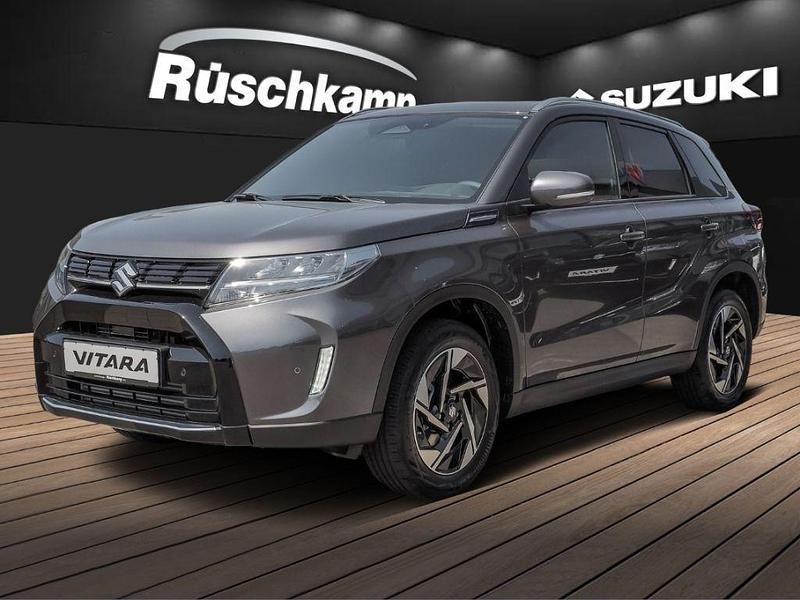 Grau Neu 2025 Suzuki Vitara Comfort+ SUV | 33.970 € - Bild 1/4