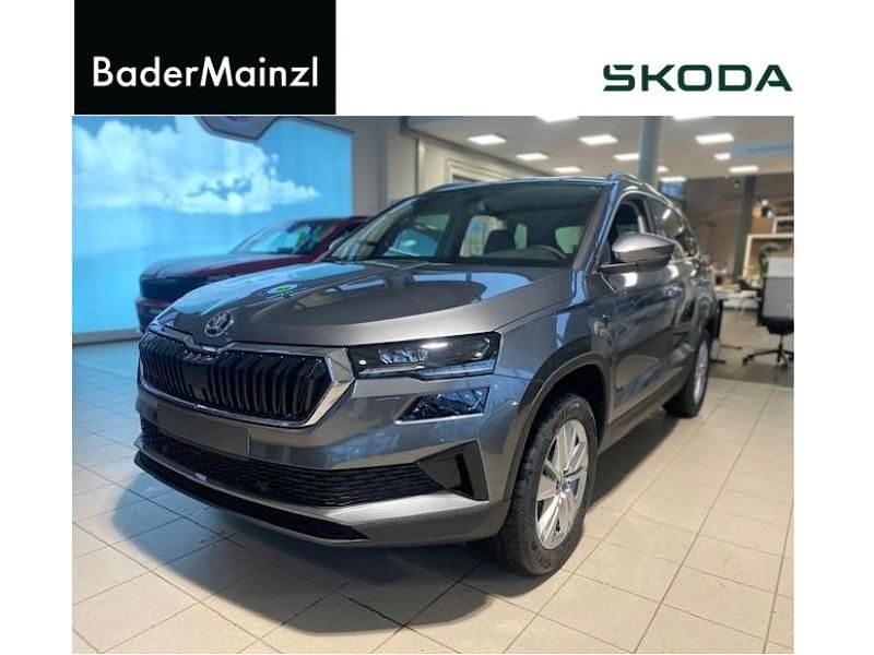 Grau Neu 2025 Skoda Karoq Drive SUV | 54.850 € - Bild 1/2