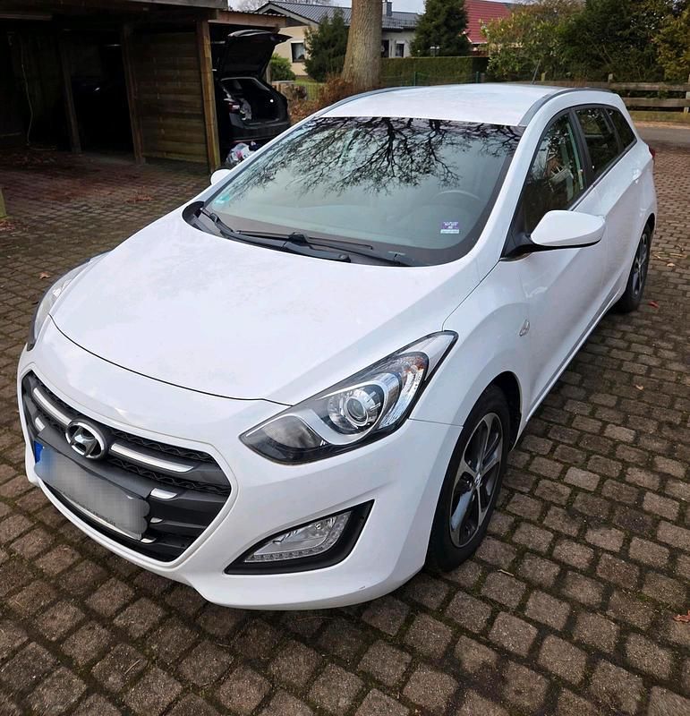 Weiß Gebraucht 2016 Hyundai i30 Trend Kombi | 7.400 € (Fairer Preis) - Bild 1/4