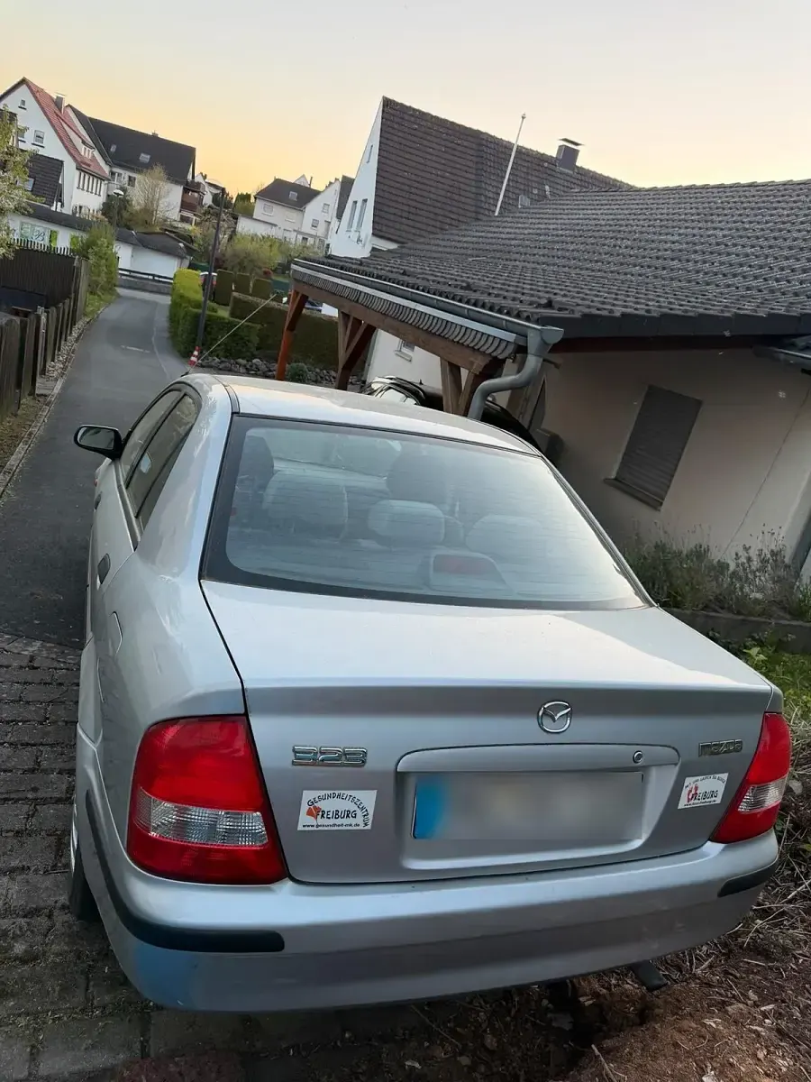 Gebraucht Mazda 323 88 PS (64 kW) 1999 Grau Kleinwagen