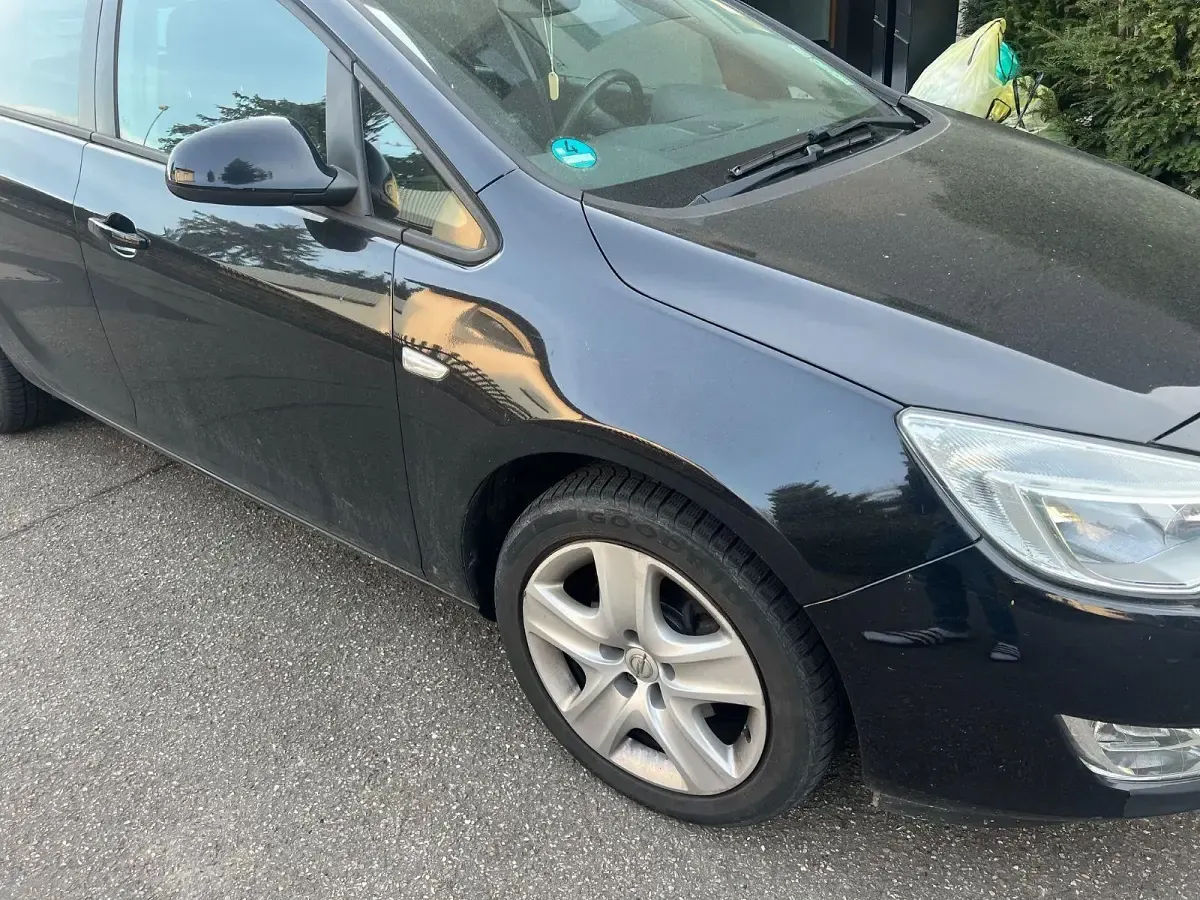 Używany Opel Astra Design Edition 125 KM (91 kW) 2011 Czarny Sedan/Limuzyna