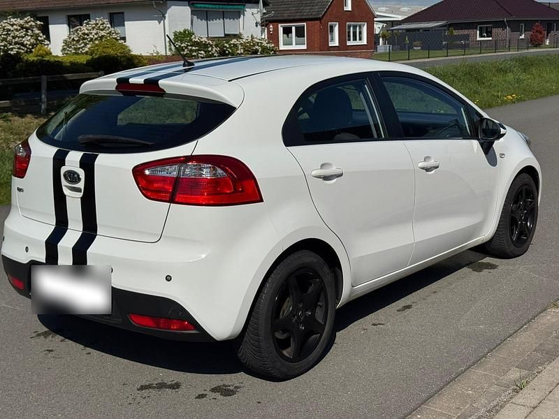 Second-hand Kia Rio 109 CP (80 kW) 2011 Alb Hatchback