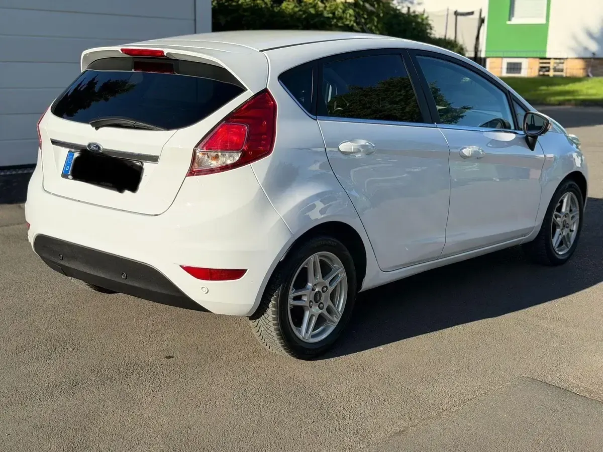 Gebraucht Ford Fiesta 101 PS (74 kW) 2014 Weiß Kleinwagen