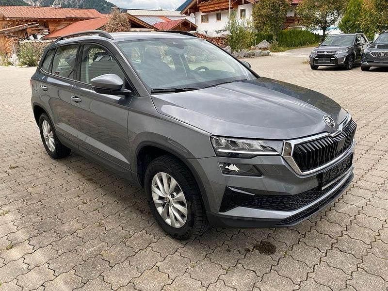 Grau Gebraucht 2025 Skoda Karoq Joy SUV | 28.900 € (Superpreis) - Bild 1/4