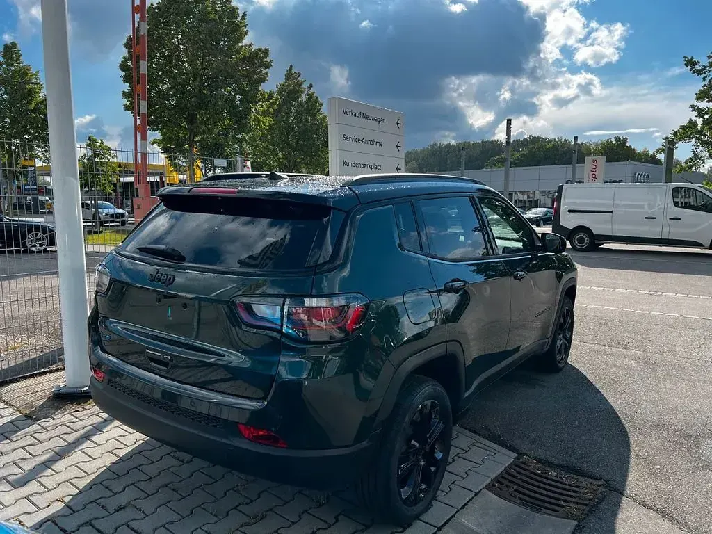 Neu Jeep Compass 179 PS (131 kW) 2025 Grün SUV