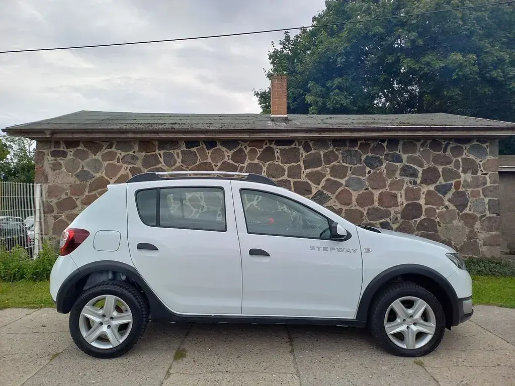 Gebraucht Dacia Sandero Stepway 90 PS (66 kW) 2015 Weiß Limousine