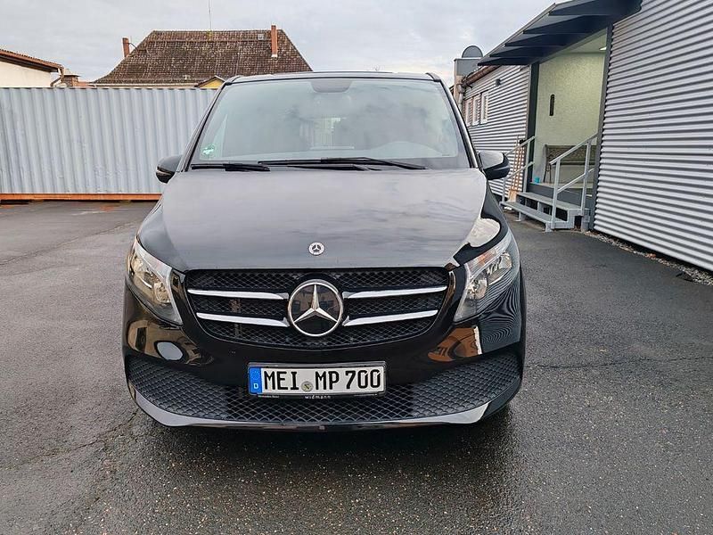 Schwarz Gebraucht 2022 Mercedes V220 Van / Kleinbus | 40.500 € (Superpreis) - Bild 1/4