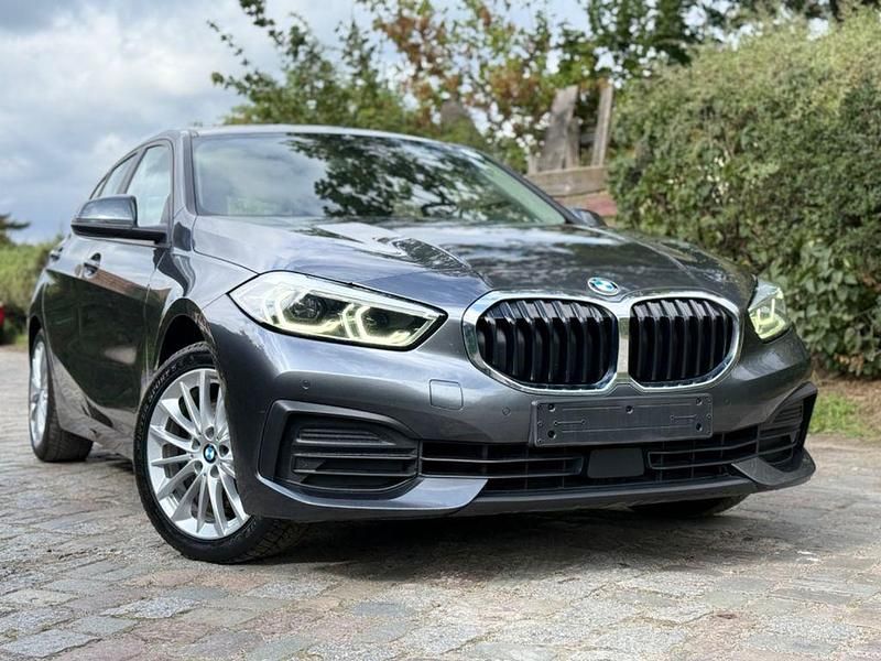 Grau Gebraucht 2021 BMW 118 Advantage Kleinwagen | 17.999 € (Guter Preis) - Bild 1/4