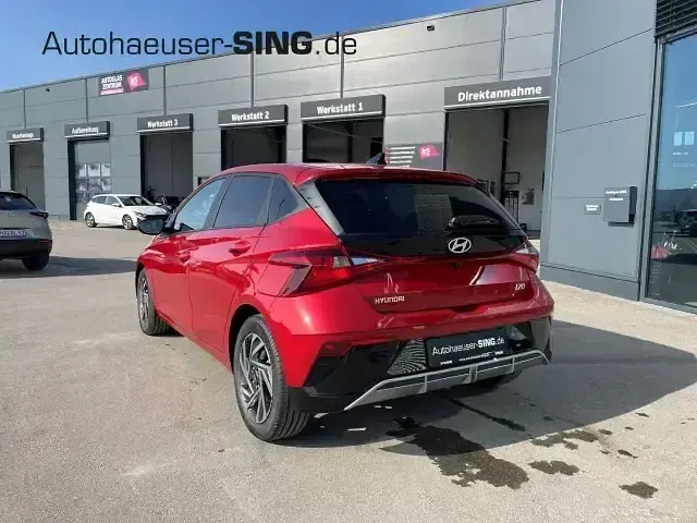 Neu Hyundai i20 90 PS (66 kW) 2025 Rot Kleinwagen