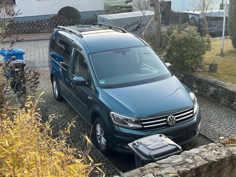 Grün Gebraucht 2018 VW Caddy Maxi Comfortline Van / Kleinbus | 13.500 € (Fairer Preis) - Bild 1/4