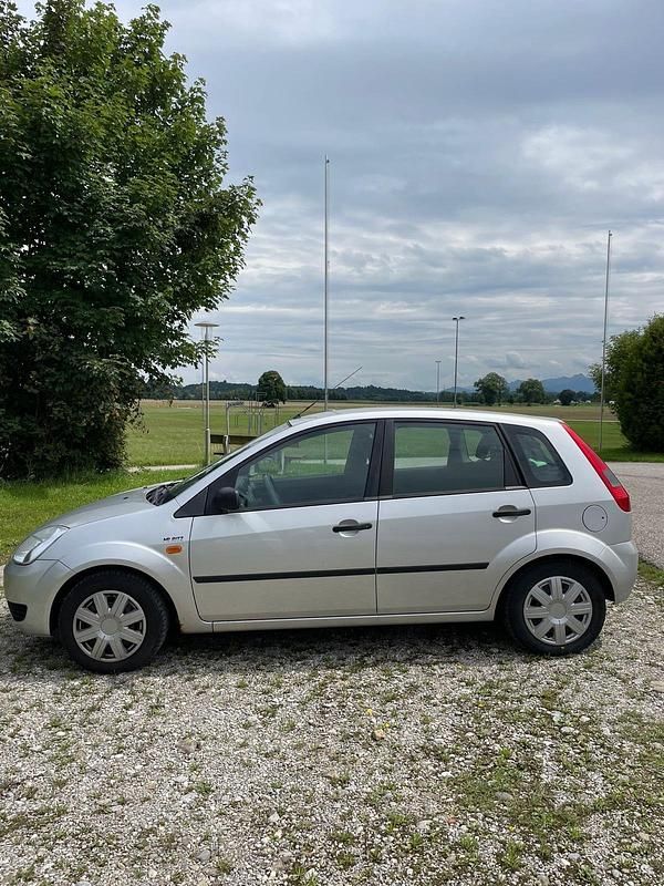 Silber Gebraucht 2002 Ford Fiesta Kleinwagen | 1.400 € - Bild 1/4