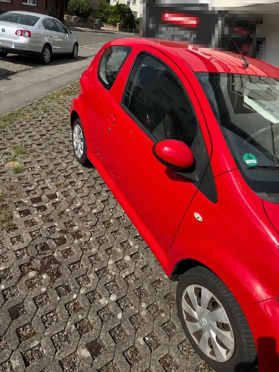 Gebraucht Toyota Aygo 68 PS (50 kW) 2013 Rot Kleinwagen