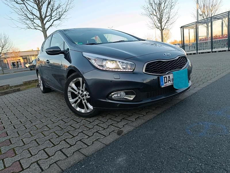 Grau Gebraucht 2012 Kia Ceed Limousine | 11.200 € (Fairer Preis) - Bild 1/4