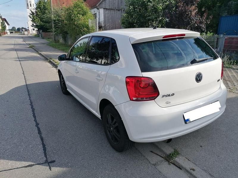 Weiß Gebraucht 2009 VW Polo Highline Limousine | 3.900 € (Fairer Preis) - Bild 1/4