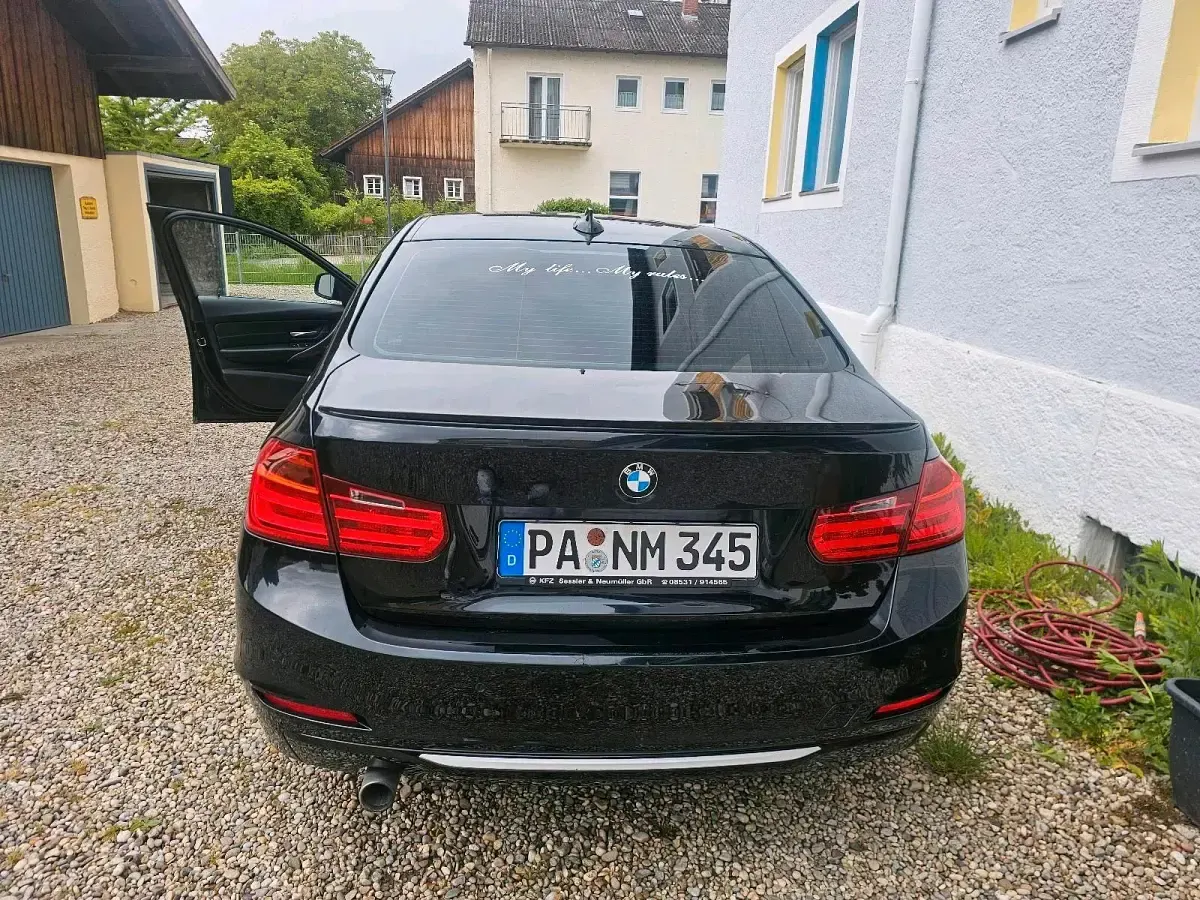 Gebraucht BMW 320 163 PS (119 kW) 2012 Schwarz Limousine