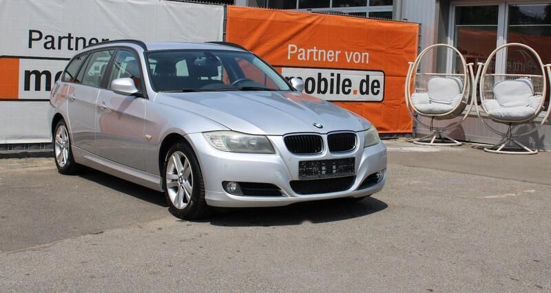 Titansilber metallic Gebraucht 2012 BMW 318 Comfort Edition Kombi | 5.250 € (Guter Preis) - Bild 1/4