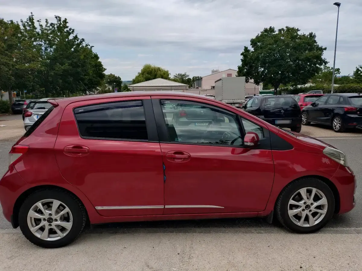 Gebraucht Toyota Yaris 90 PS (66 kW) 2014 Rot Kleinwagen