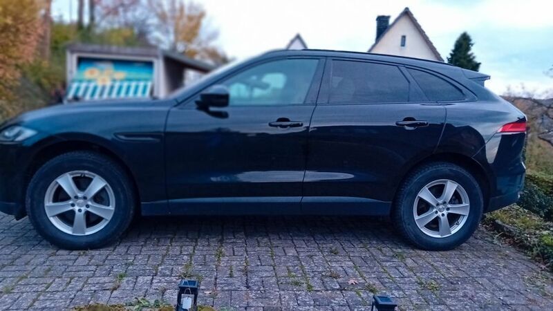 Schwarz Gebraucht 2016 Jaguar F-Pace Portfolio SUV | 19.500 € (Guter Preis) - Bild 1/4