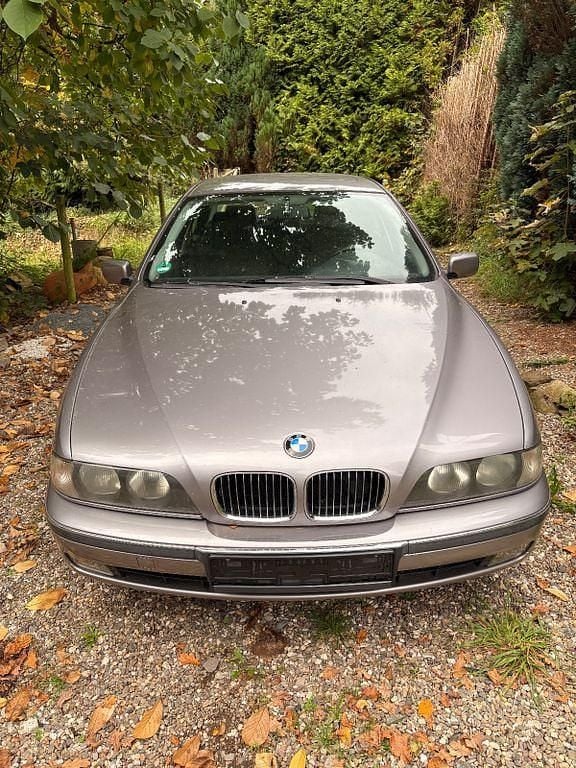 Grau Gebraucht 1998 BMW 520 Limousine | 1.500 € (Superpreis) - Bild 1/4