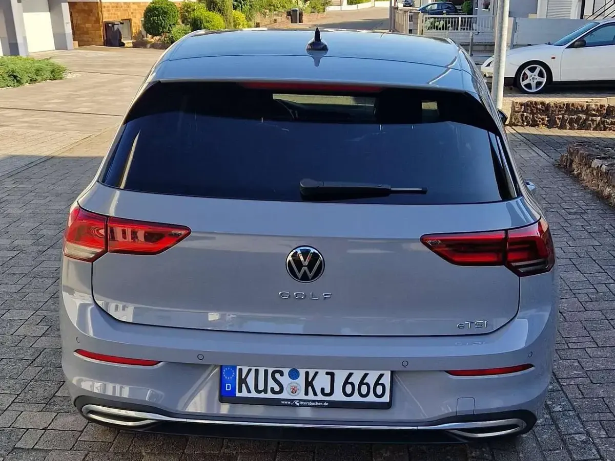Gebraucht VW Golf VIII Active 131 PS (96 kW) 2021 Grau Limousine