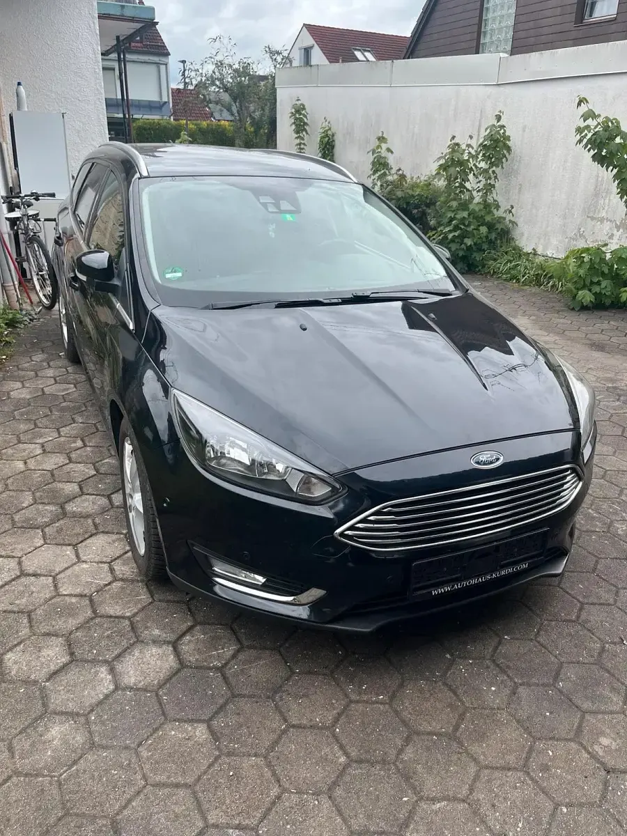 Käytetty Ford Focus 2015 Musta Sedan