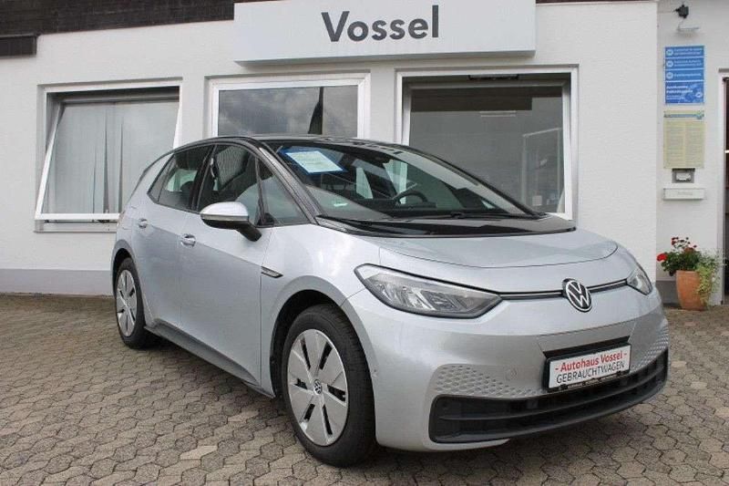 Scale silver metallic (metallic) Gebraucht 2023 VW ID.3 Pro Performance Kleinwagen | 25.400 € (Fairer Preis) - Bild 1/4