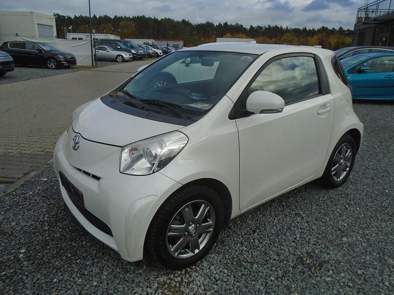 Weiß Gebraucht 2012 Toyota iQ Kleinwagen | 4.950 € (Fairer Preis) - Bild 1/4