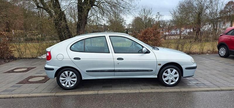 Gebraucht Renault Mégane Authentique 107 PS (78 kW) 2000 Silber Limousine