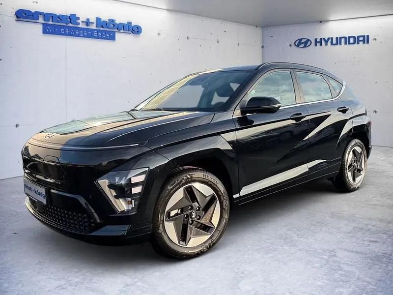 Abyss black Gebraucht 2024 Hyundai Kona Advantage SUV | 29.990 € (Fairer Preis) - Bild 1/4