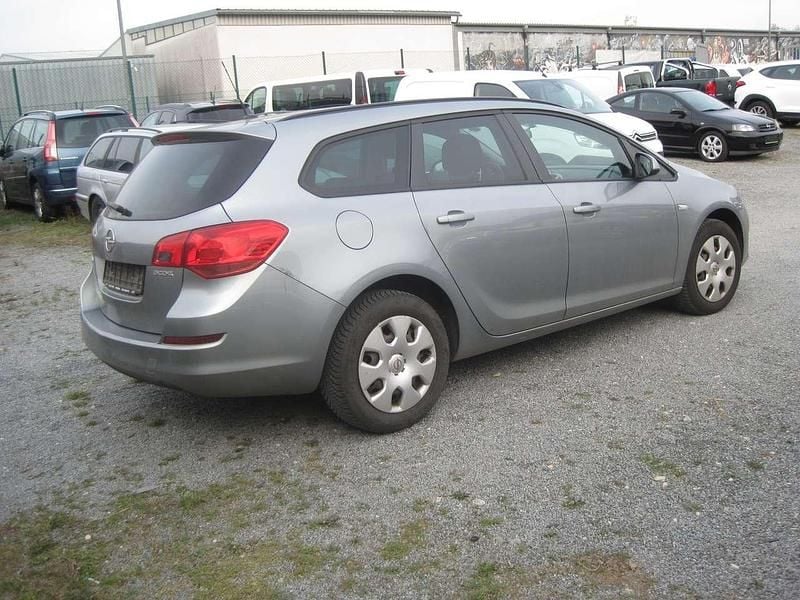 Gebraucht Opel Astra Design Edition 101 PS (74 kW) 2012 Silbersee/perl silber (m2) Kombi