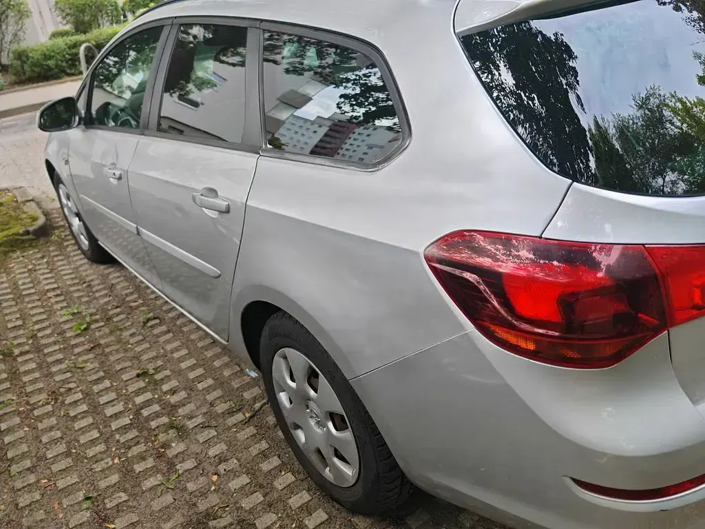 Gebraucht Opel Astra 95 PS (69 kW) 2011 Silber Kombi