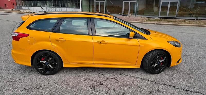 Gebraucht Ford Focus ST 250 PS (183 kW) 2013 Gelb Kombi