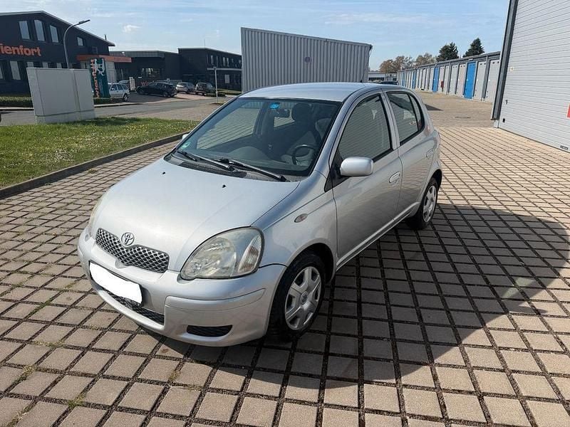 Gebraucht Toyota Yaris Sol 87 PS (63 kW) 2004 Silber Limousine