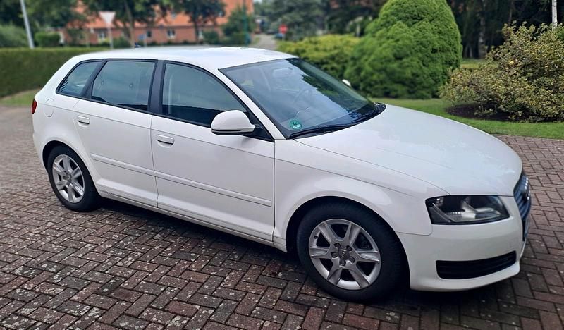 Weiß Gebraucht 2010 Audi A3 Sportback Ambiente Kleinwagen | 5.500 € (Fairer Preis) - Bild 1/4