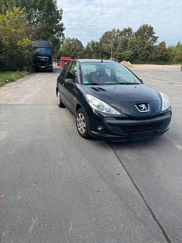 Grau Gebraucht 2009 Peugeot 206+ Kleinwagen | 1.850 € (Fairer Preis) - Bild 1/4