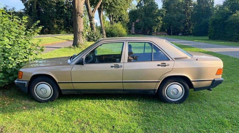 Second-hand Mercedes 190 122 CP (89 kW) 1984 Berlinǎ