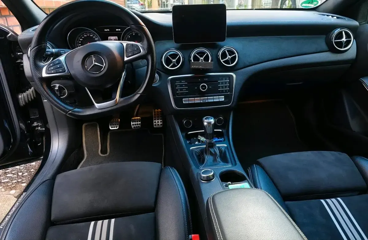 Gebraucht Mercedes A180 AMG line 122 PS (89 kW) 2017 Schwarz Kleinwagen